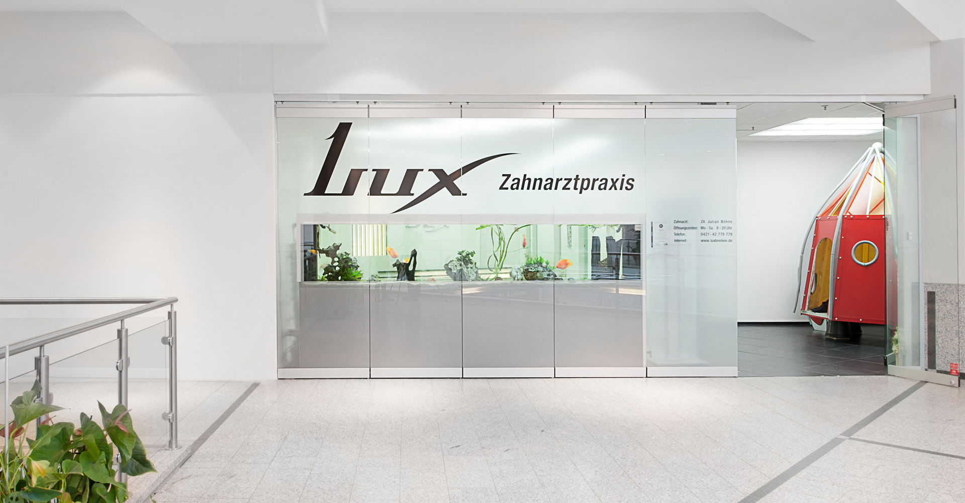 Eingangs- und Empfangsbereich der Zahnarztpraxis LUX im Weserpark