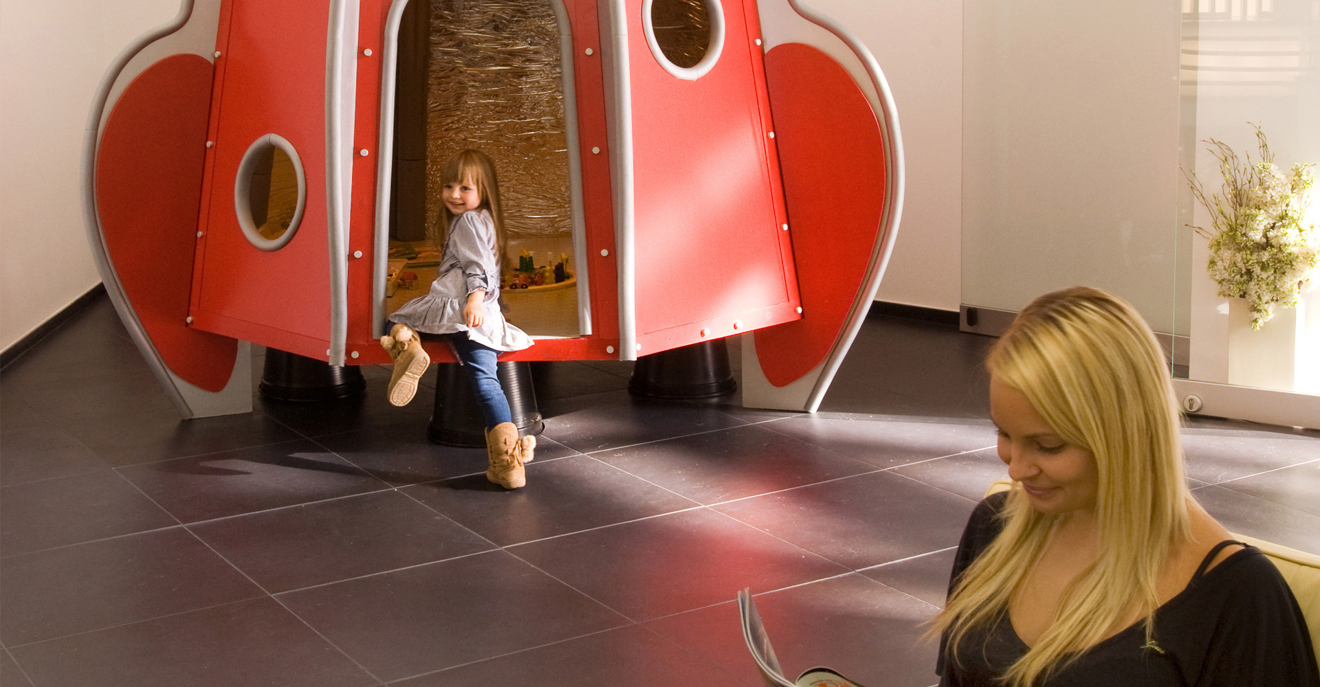 Kinderbereich mit roter Spielrakete