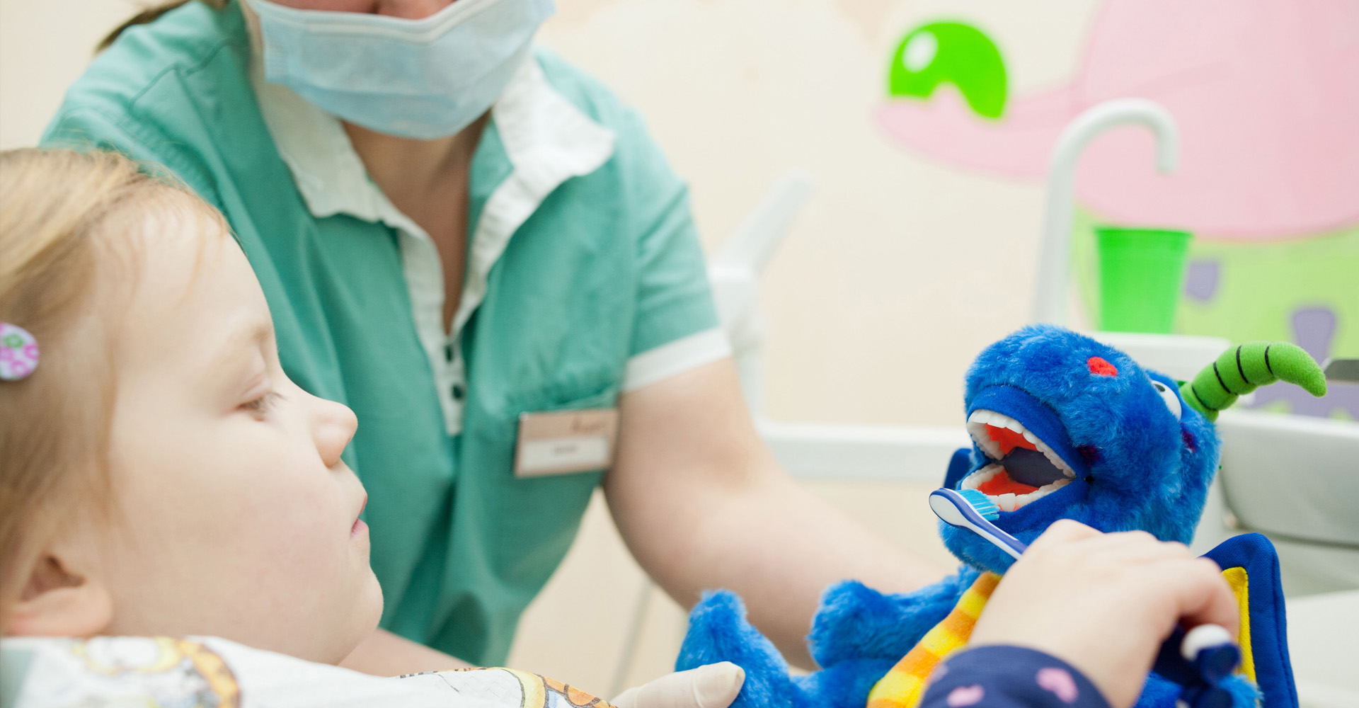 Kindgerechte Erklärung der Zahnpflege mit einem Zahnputzmodell